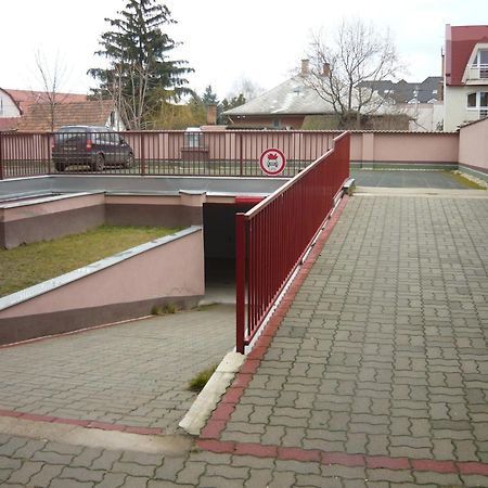 Lux Apartmanok Hajdúszoboszló Esterno foto
