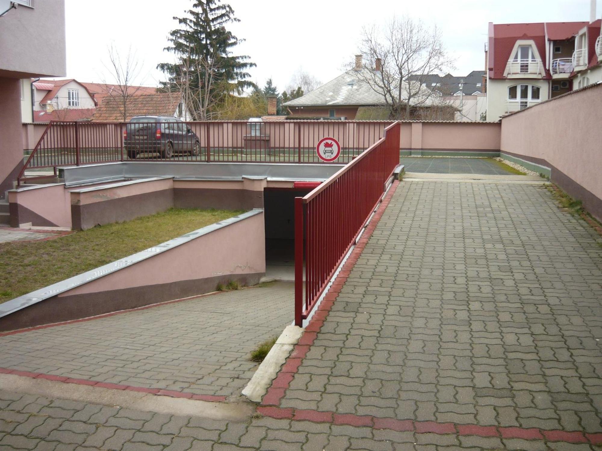 Lux Apartmanok Hajdúszoboszló Esterno foto