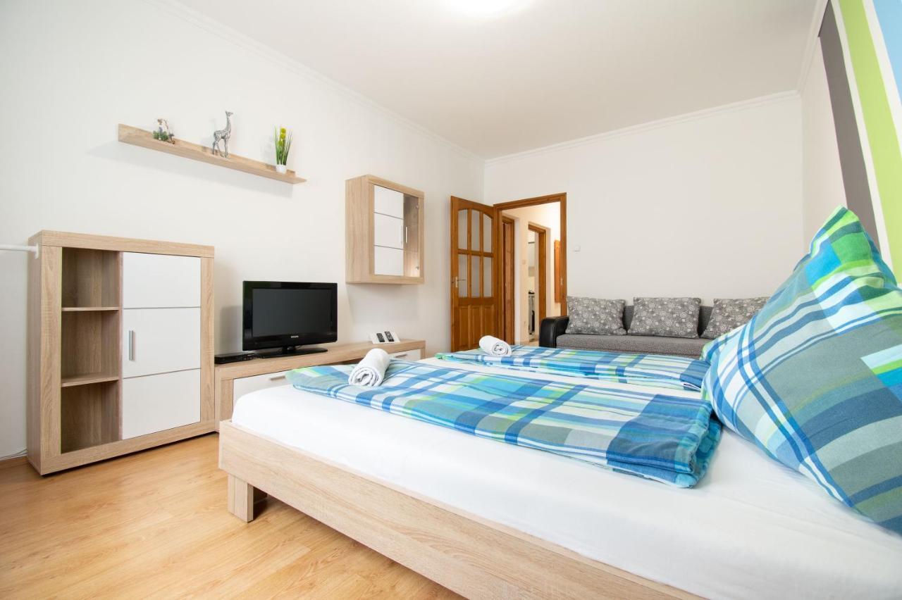 Lux Apartmanok Hajdúszoboszló Esterno foto